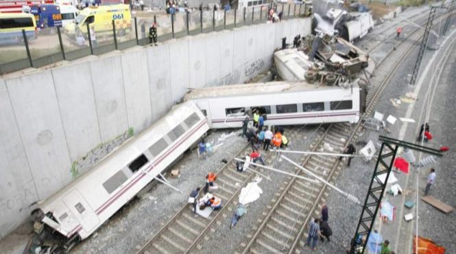catastrofa feroviara in spania 77 de oameni au murit si 143 au fost raniti dupa ce un tren a deraiat la santiago de compostelle video