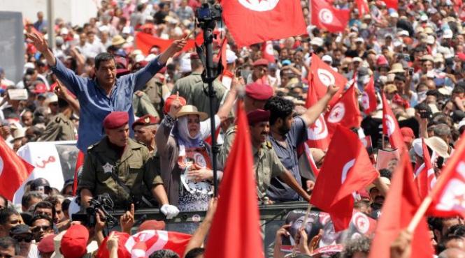 proteste de amploare in tunisia mii de oamenii cer dizolvarea parlamentului condus de islamisti