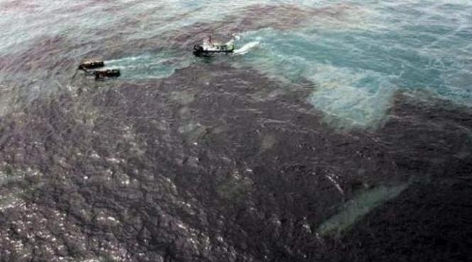 o maree uriasa de petrol se deplaseaza spre celebra statiune samet din thailanda plajele recifii de corali si vietatile marine in pericol