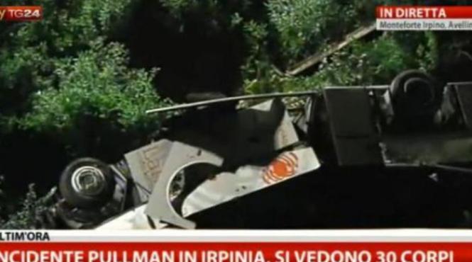 tragedie in italia 38 de morti si zece raniti dupa ce un autocar a zburat peste un pod si s a rasturnat in prapastie video