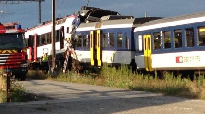 doua trenuri s au ciocnit frontal in elvetia un mecanic a murit 35 de pasageri sunt raniti video
