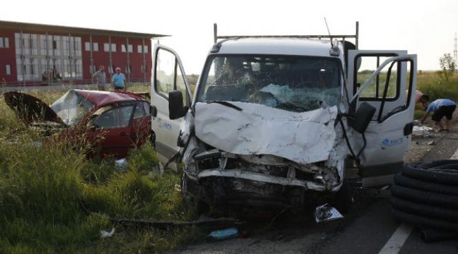 accident in vrancea un microbuz cu opt persoane s a rasturnat dupa ce a fost acrosat de o masina de teren
