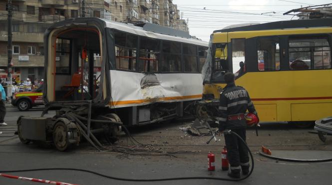 doua tramvaie s au ciocnit in capitala in zona perla noua persoane au fost ranite