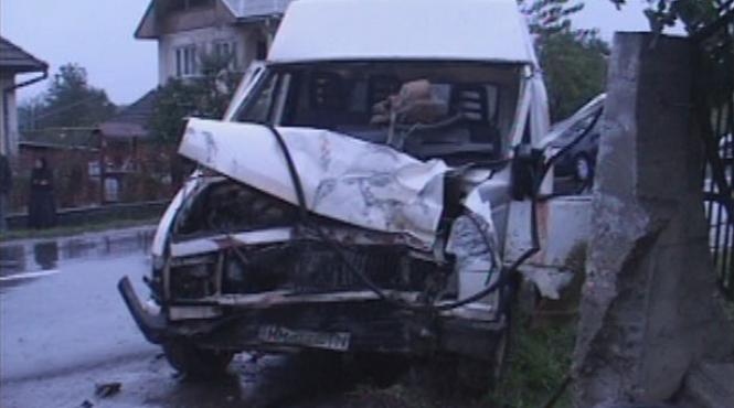 grav accident in neamt pe dn 15 un mort si patru raniti