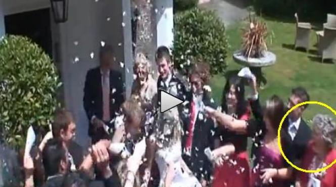 bunica uituca i a stricat nunta ce pateste o mireasa la iesirea din biserica video