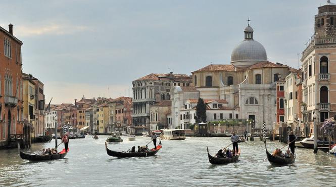 accident pe canalul principal din venetia un vaporas a lovit o gondola un turist a murit