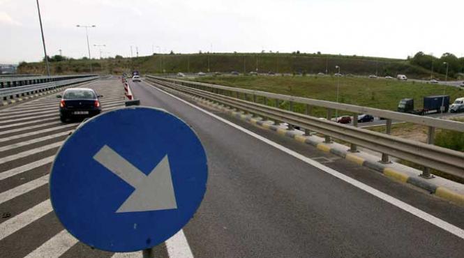 pe autostrazile romaniei se plimba doar hartiile si functionarii