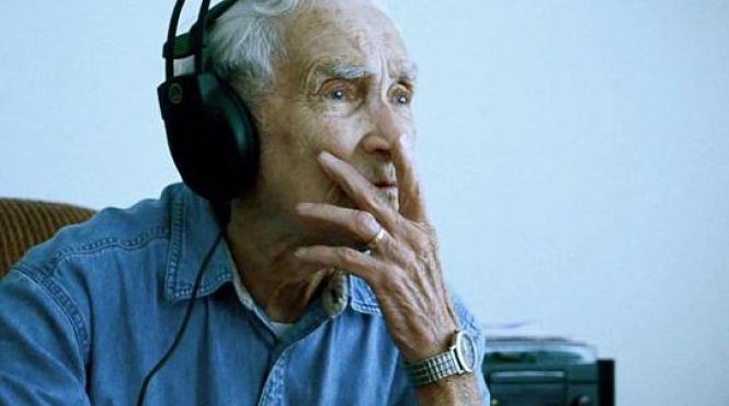 topurile muzicale cucerite de melodia unui batran de 96 de ani cantecul a fost dedicat sotiei decedate video