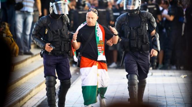 violente in centrul vechi al capitalei suporterii maghiari au devastat mai multe terase jandarmii intervin in forta
