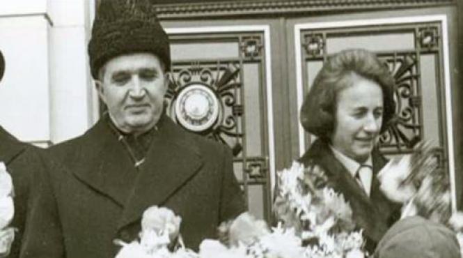 un volum omagial unicat cu poeziile manuscris dedicate lui ceausescu scos la licitatie