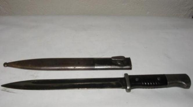 barbat spintecat cu baioneta in fa a unui bloc din bucure ti agresorul incatu at suparat pe poli i ti ca nu l lasa sa fumeze