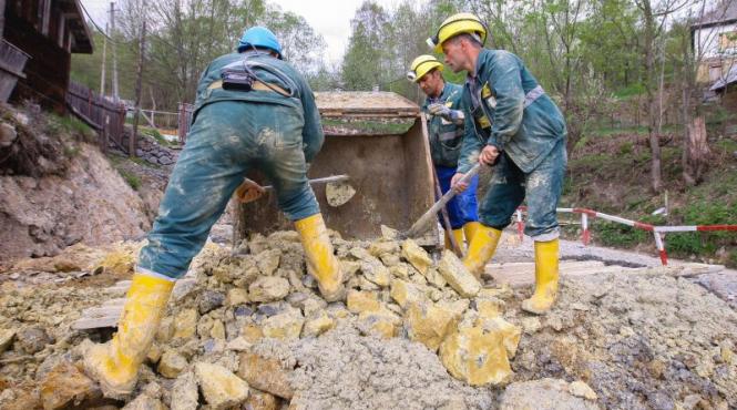 minerii blocati in subteran la rosia montana continua protestul