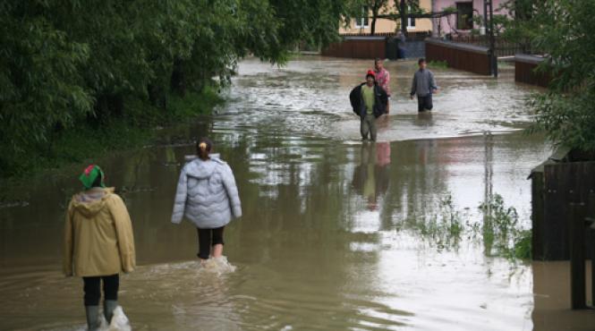 350 de case din galati inundate dupa o deversare controlata batrani luati cu forta din fata puhoaielor