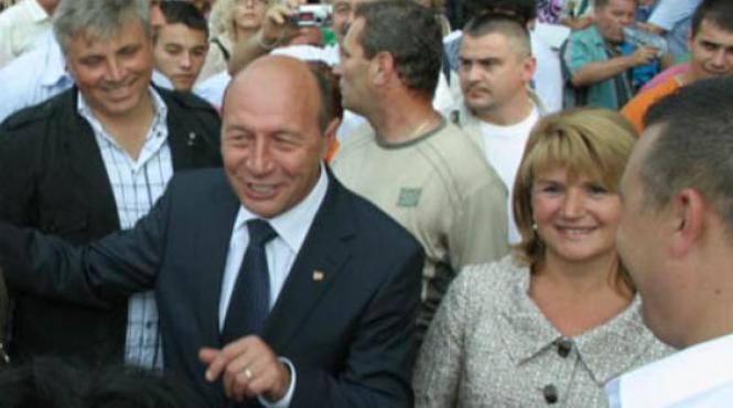 basescu a ajuns la tebea presedintele participa la serbarile nationale