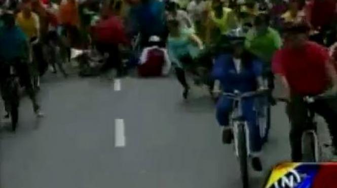 presedintele venezuelei a cazut de pe bicicleta in timpul unei curse aniversare video