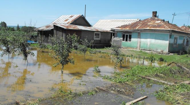 dezastru in galati in urma inundatiilor 485 de case sunt in pericol de prabu ire 81 deja au cazut la pamant