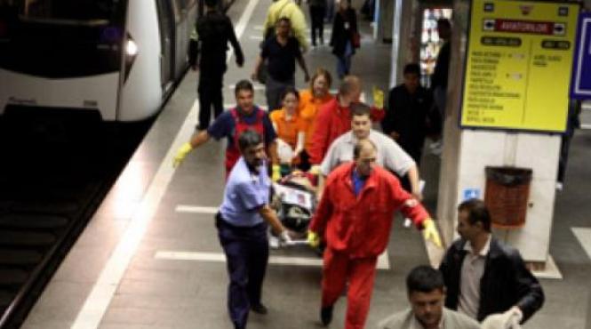 un barbat s a aruncat in fata metroului la statia stefan cel mare circulatia a fost oprita