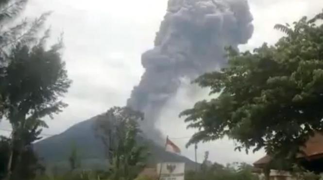 un vulcan de pe insula sumatra a erupt peste 15 000 de persoane evacuate video