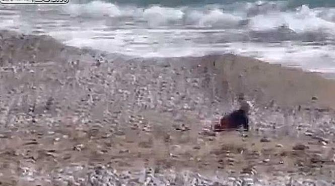 cine salveaza un bebelus mult prea dornic sa si ude pampers ul in valurile marii video