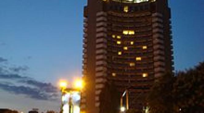 un barbat a murit dupa ce s ar fi aruncat de la etajul 17 al hotelului intercontinental din capitala