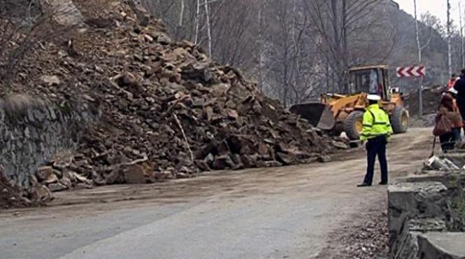 alunecari de teren in apropiere de barajul vidraru circulatia este blocata pe dn 7c transfagara an