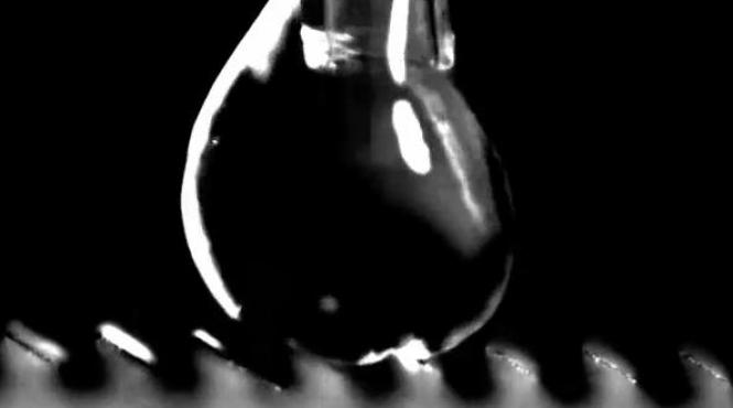 uluitorul fenomen leidenfrost ce se intampla cu picaturile de apa pe o suprafata fierbinte cu margini zimtate video