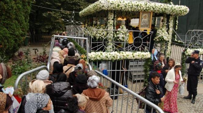 lacrimi si sfinti intre gogosi si friptane totul in numele credintei