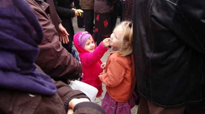 sarmale si credinta la moastele sfintei parascheva de vineri pana luni pe esplanada din curtea mitropoliei din iasi au venit peste 130 000 de credinciosi