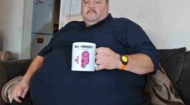 si a cumparat doua bilete de avion din cauza greutatii ce surpriza a avut barbatul la imbarcare video