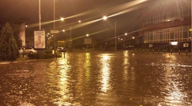 bilantul inundatiilor din arges 81 de gospodarii inundate 4 000 de oameni fara curent