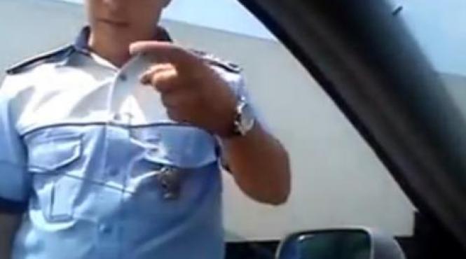 un politist roman face senzatie pe net cum reactioneaza agentul in fata unui smecher care refuza sa prezinte actele video