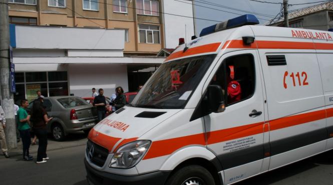 doua tinere lovite de un microbuz pe trecerea de pietoni din fata unui liceu din drobeta turnu severin