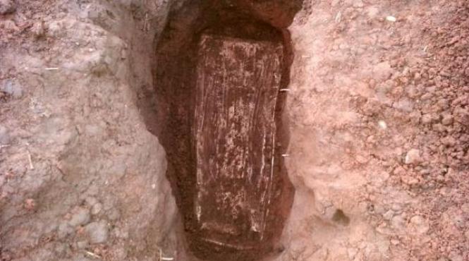 descoperire incredibila pe un camp din marea britanie ce a gasit un vanator de comori intr un sicriu vechi de 1 700 de ani