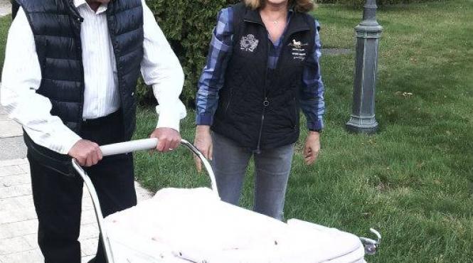 la plimbare cu bunicul traian basescu si a scos nepotica la plimbare