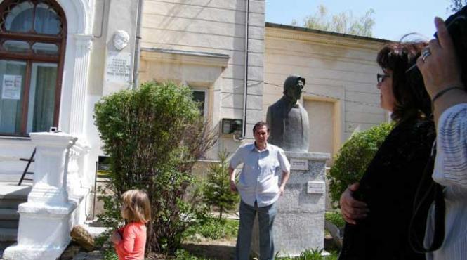 85 de ani de radio in romania sarbatoriti prin omagierea lui mihail sadoveanu la iasi