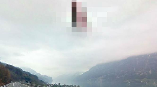 imagine bizara surprinsa pe google earth ce apare deasupra autostrazii a5 in elvetia