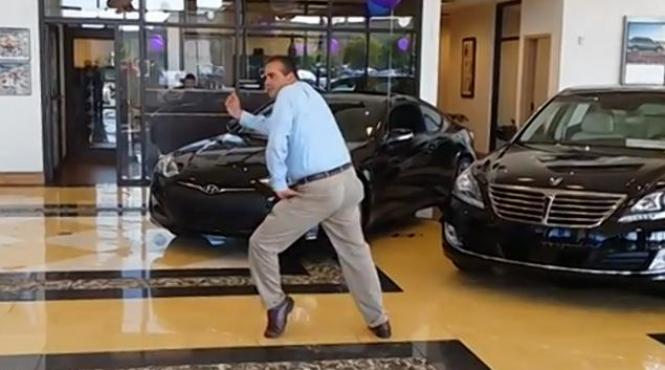 si a uluit colegii cu asta ce face un vanzator de masini in timpul filmarii unui spot publicitar video