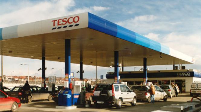 fetele clientilor tesco scanate pentru a se stabili ce reclame li se ofera pe un ecran in timp ce stau la coada
