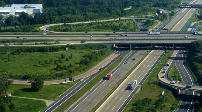 germania ar putea introduce o taxa de autostrada de pana la 100 de euro pe an pentru soferii straini