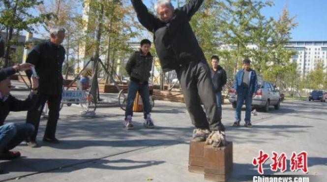 incredibil un barbat merge in fiecare zi in picioare cu pantofi de fier de 405 kilograme foto