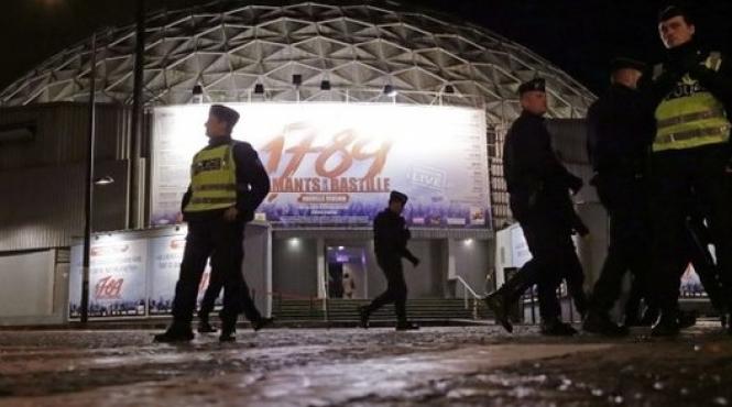 explozie la palatul sporturilor din paris 15 oameni au fost rani i un perete din beton i o parte din plafon s au prabu it