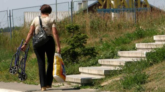 restrictii la granita non ue romanii pot aduce doar o data pe saptamana tigarile bauturi alcoolice si alimentele din serbia ucraina si moldova