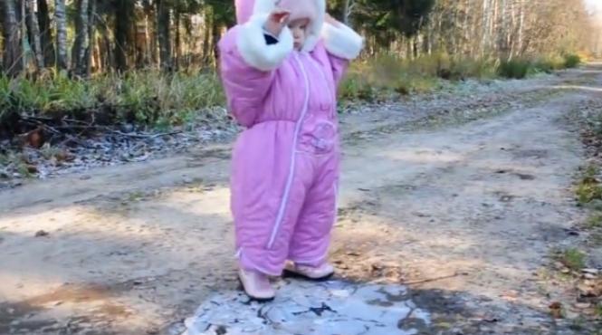 fetita care a cucerit internetul trei milioane de zambete pentru aceste imagini video