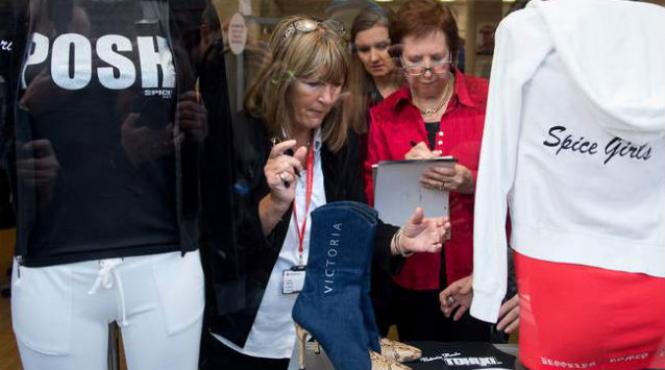 david si victoria beckham au donat obiecte vestimentare pentru ajutorarea victimelor taifunului haiyan