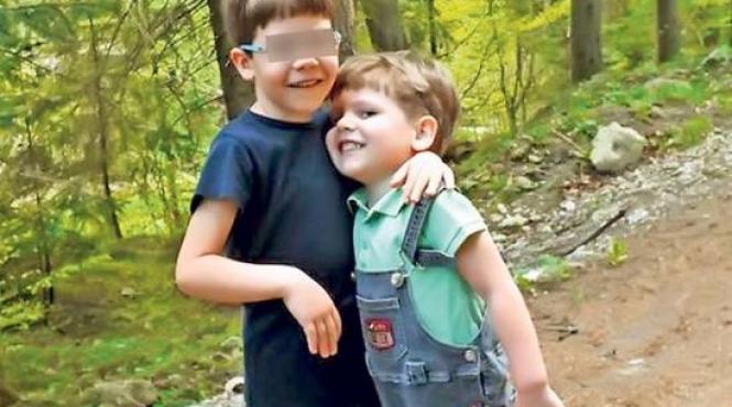 fratele lui ionut anghel baietelul ucis de maidanezi un caine l a apucat de o mana altul de cealalta iar ale treilea de picior