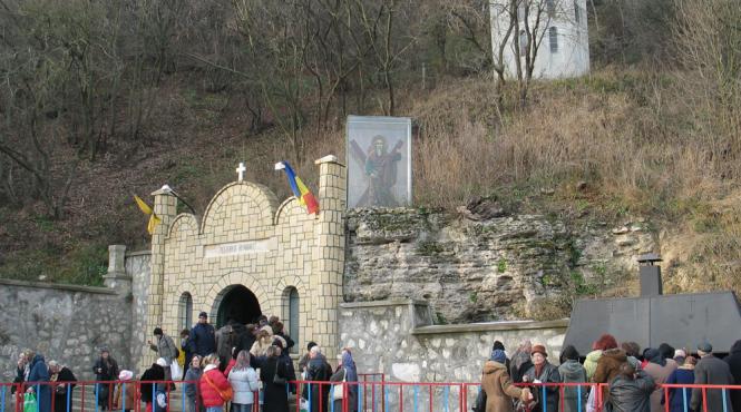 premierul ponta la coada pentru a se inchina in pestera sfantului apostol andrei