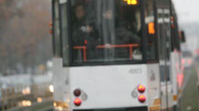 incidente pe linia tramvaiului 41 bucurestenii s au batut in statii pentru a urca sa mearga la parada de 1 decembrie