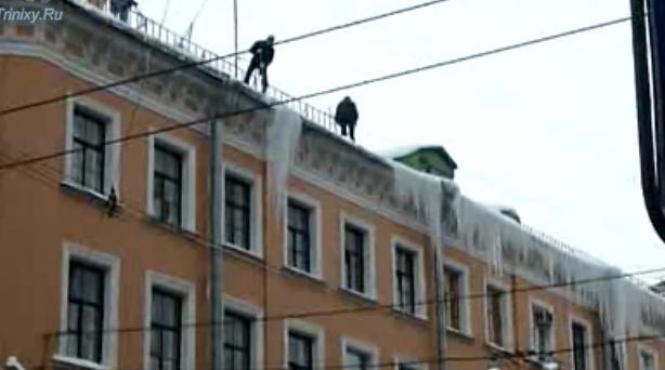 lectie ruseasca ce se intampla cand o echipa de muncitori incearca sa curete o cladire de turturi video