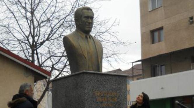 bust al lui sergiu nicolaescu la targu jiu localnicii spun ca sculptura nu seamana cu regizorul