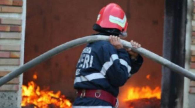 explozie puternica intr un bloc din gala i doua persoane au fost ranite i 25 de locuin e afectate